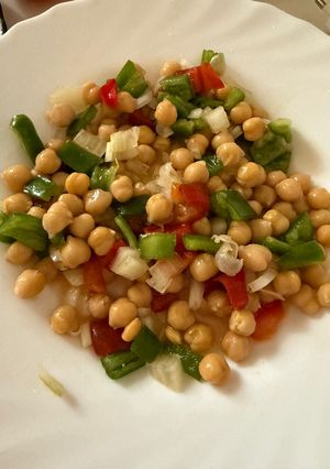 Una foto de Ensalada de garbanzos