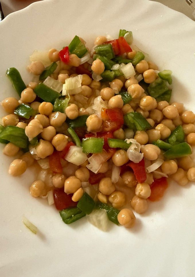 Una foto de Ensalada de garbanzos