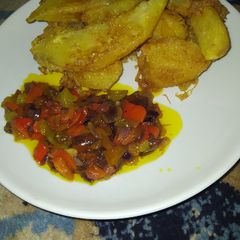 A picture of Fried sweet potato with sauce.
