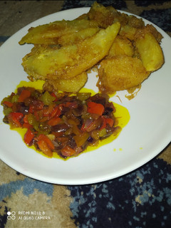 A picture of Fried sweet potato with sauce.