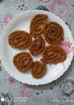 ચકરી(Chakri recipe in gujrati) રેસીપી મુખ્ય ફોટો