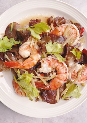 รูปของ ขิงก็รากุ้งก็แรงส์ 😋 / กุ้งผัดขิงเห็ดหูหนู / Stir fried shrimps with ginger and black mushrooms 🦐 🍄