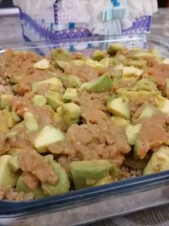 Una foto de Tartar de salmón y aguacate con base de cuscús