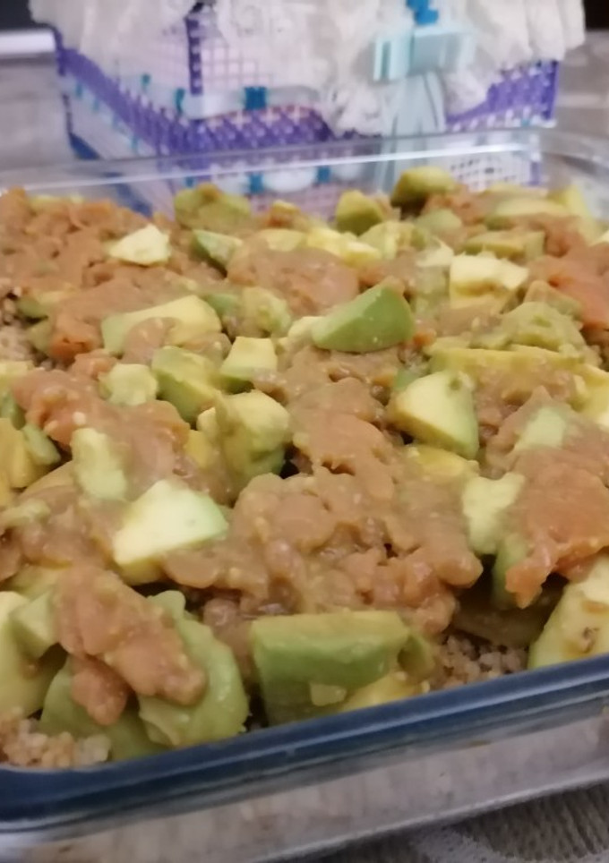 Una foto de Tartar de salmón y aguacate con base de cuscús
