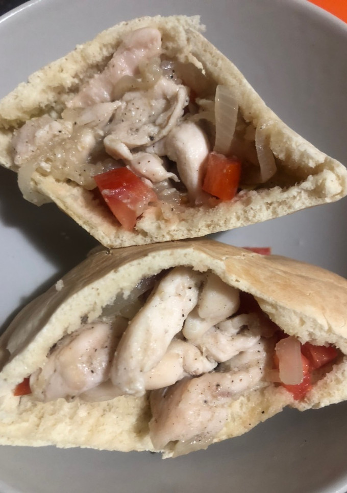 Una foto de Pan de pita relleno de pollo