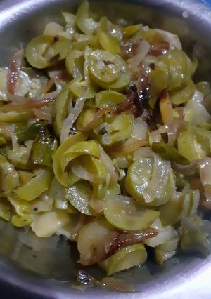 आलू परवल की सब्जी(aloo parwal ki sabzi recipe in hindi) रेसिपी मुख्य फोटो