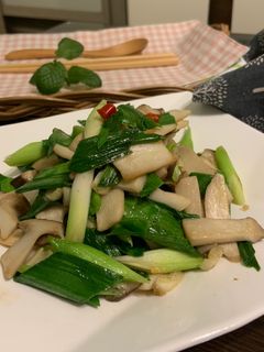 蒜苗炒杏鮑菇 的食譜成品照片
