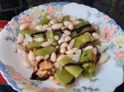 Una foto de ensalada de mejillones al vapor