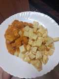 Palomitas de cerdo en salsa con papas fritas