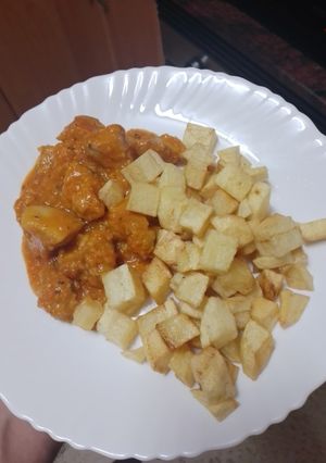 Una foto de Palomitas de cerdo en salsa con papas fritas