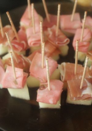 Una foto de Banderillas dos jamones con melón