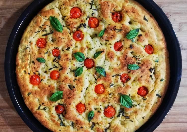 Focaccia con pomodorini e basilico 🌷