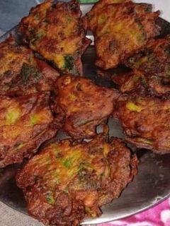 बेसन औऱ बैंगन के पकौड़े (besan aur baingan ke pakode recipe in Hindi) रेसिपी मुख्य फोटो