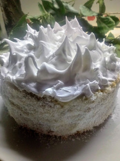 Una foto de Torta de coco rellena con crema de coco🥥🥥