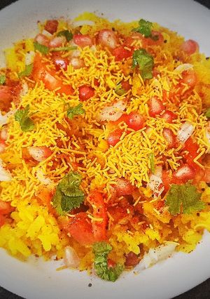 ઇન્દોરી પોહા (Indori Poha Recipe In Gujarati) રેસીપી મુખ્ય ફોટો
