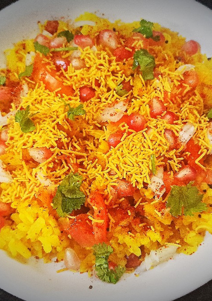 ઇન્દોરી પોહા (Indori Poha Recipe In Gujarati) રેસીપી મુખ્ય ફોટો