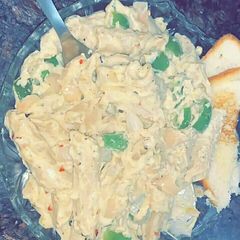 A picture of White sauce pasta.