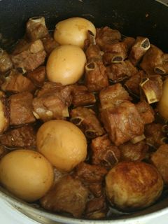 Hình của món Sườn non kho trứng.