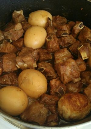 Hình của món Sườn non kho trứng.