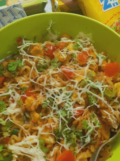 ढाबा स्टाइल चीजी मैगी (Dhaba style cheesy maggi recipe in hindi) रेसिपी मुख्य फोटो