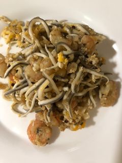 Una foto de Revuelto de quinoa, gulas y gambas 🦐