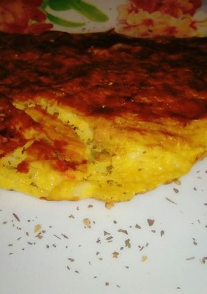 Una foto de Omelette relleno de muzza, aceitunas y morrones😊👌