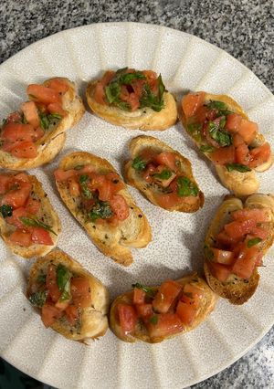 Una foto de Bruschettas de tomate y albahaca 🍅🍃