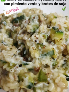 Una foto de Risotto de calabacín y champiñones con brotes de soja y pimiento