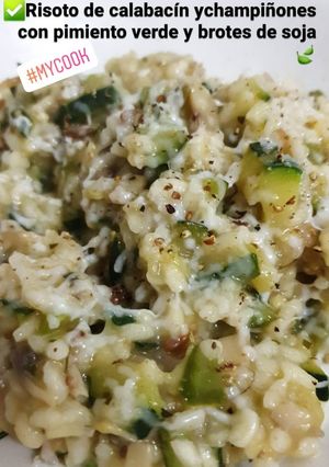 Una foto de Risotto de calabacín y champiñones con brotes de soja y pimiento