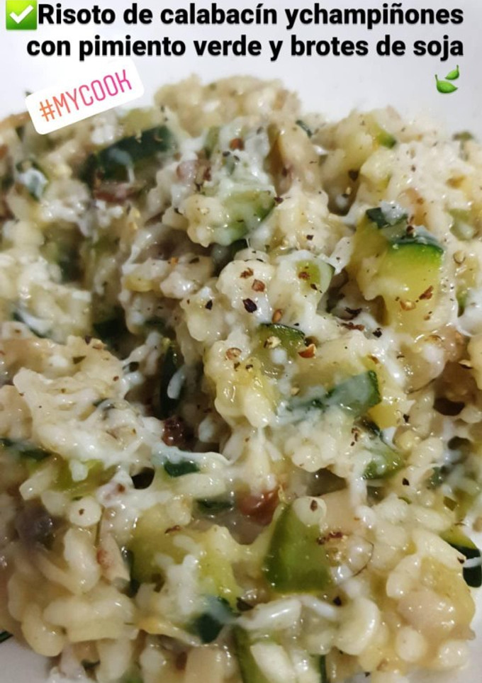 Una foto de Risotto de calabacín y champiñones con brotes de soja y pimiento