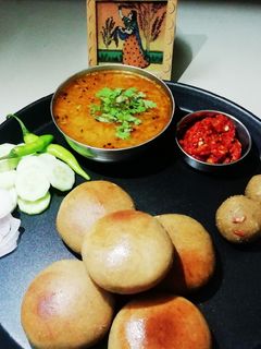 दाल-बाटी, लहसुन की चटनी और चूरमा लड्डू रेसिपी मुख्य फोटो