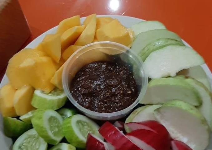 Rujak buah bumbu kacang mede