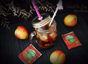 Hình của món Đào ngâm và Trà đào homemade thần thánh xua tan cơn nóng.