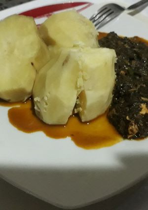 A picture of Boiled potatoes with vegetable sauce.