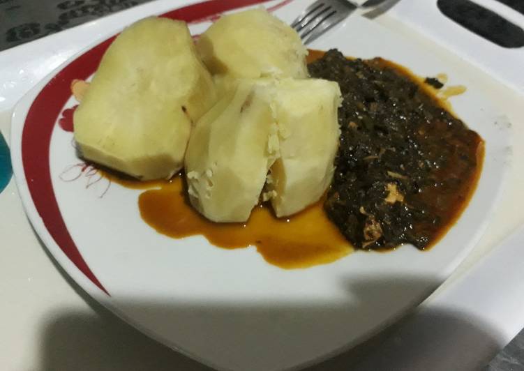 Boiled potatoes with vegetable sauce