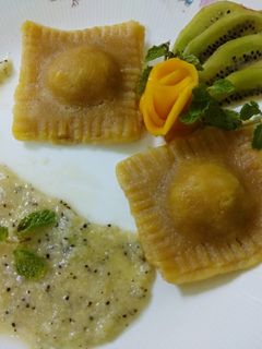 मैंगो रेविओली कीवी कोकोनट रबड़ी के साथ (Mango ravioli with kiwi coconut rabdi in Hindi) रेसिपी मुख्य फोटो