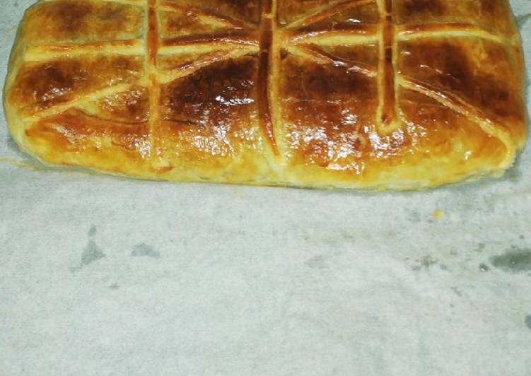 Hojaldre de espinacas, setas, queso de cabra y frutos secos