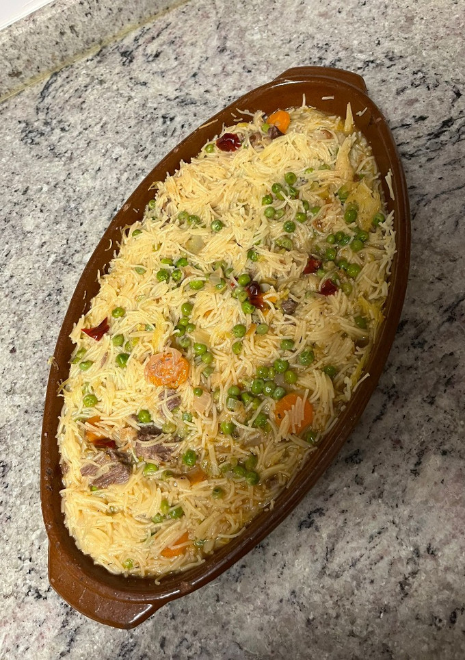 Una foto de Fideuá con carrilleras y verduras