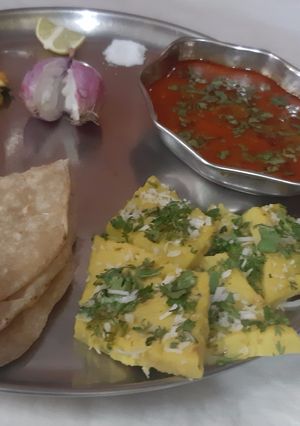 पाटवडी रस्सा (Patwadi rassa recipe in marathi) रेसिपी चे मुख्य फोटो 
