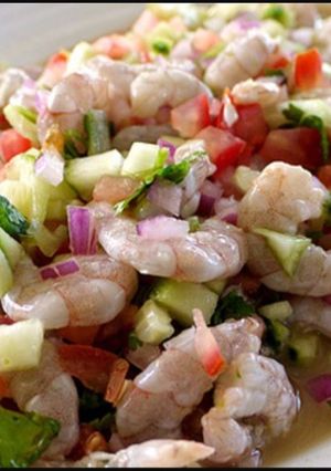 Una foto de Ceviche de pescado y camarón