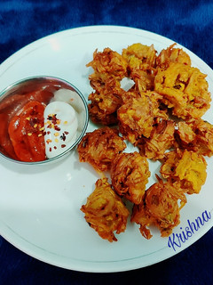A picture of Crispy Onion pakoda.