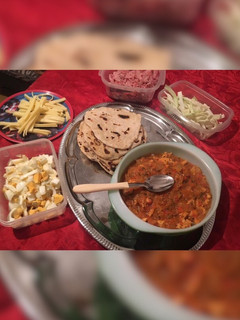 Una foto de Tacos de pollo, huevo, jamón, muzzarella y panceta