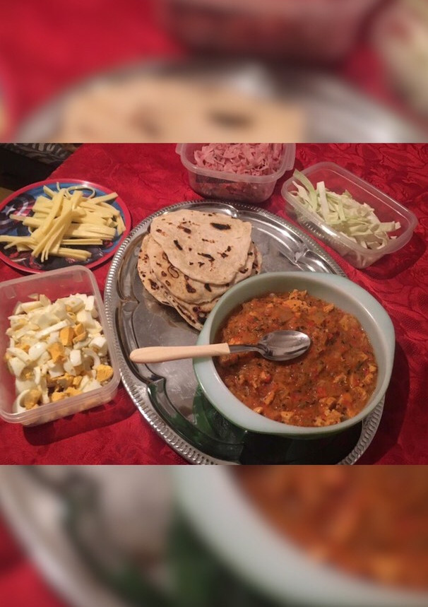 Una foto de Tacos de pollo, huevo, jamón, muzzarella y panceta