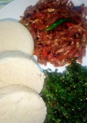 A picture of Chillieinfused omena wet fry with stirfried vegs @ugali#pmakers.