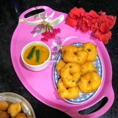 A picture of Medu Vada.