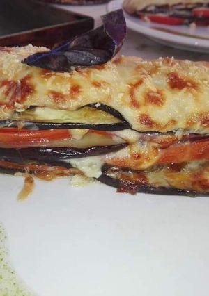 Una foto de BERENJENA CAPRESE CON SALSA