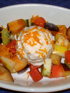 Una foto de HELADO DE YOGURT DE PLATANO CON ENSALADA DE FRUTA. JON STYLE