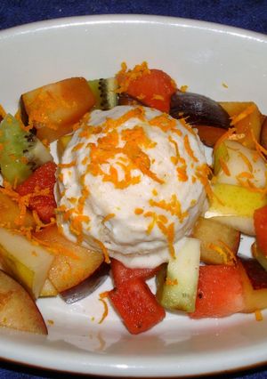 Una foto de HELADO DE YOGURT DE PLATANO CON ENSALADA DE FRUTA. JON STYLE