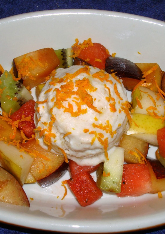 Una foto de HELADO DE YOGURT DE PLATANO CON ENSALADA DE FRUTA. JON STYLE
