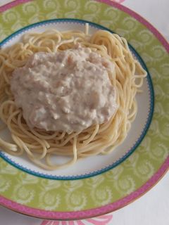 Una foto de Espaguetis con salsa de gambas y atún de Anitacomiditas
